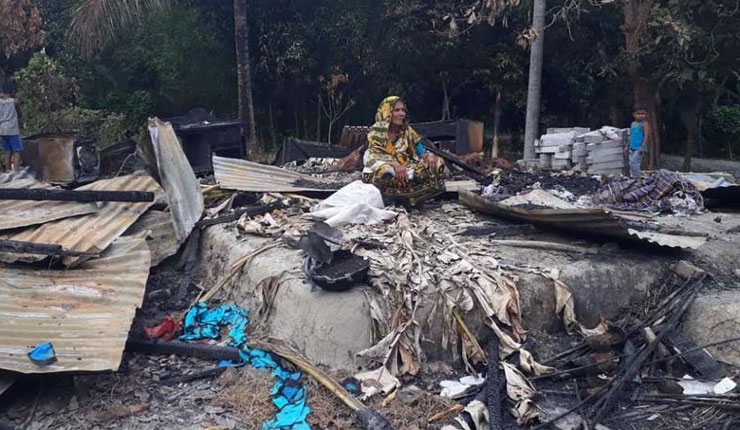 খুনের ঘটনার জেরে বাড়িঘরে লুটপাট অগ্নি সংযোগ, নি:স্ব ২০ পরিবার