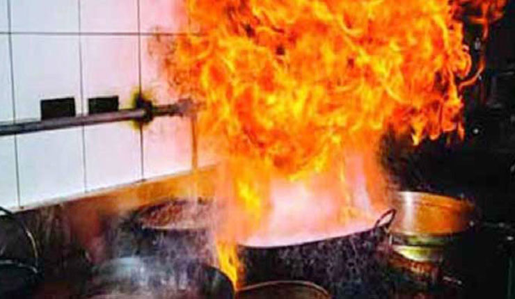 ফতুল্লায় সিলিন্ডার বিস্ফোরণে মা ও ৩ সন্তান দগ্ধ