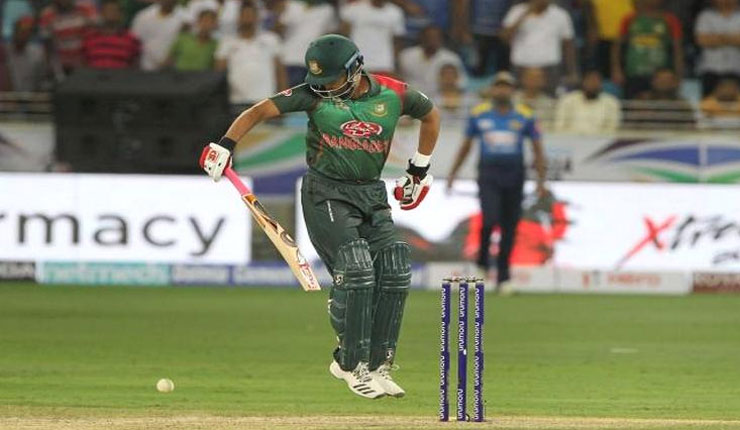 ভাঙা হাতে ব্যাটিং করে পুরস্কার পেলেন তামিম