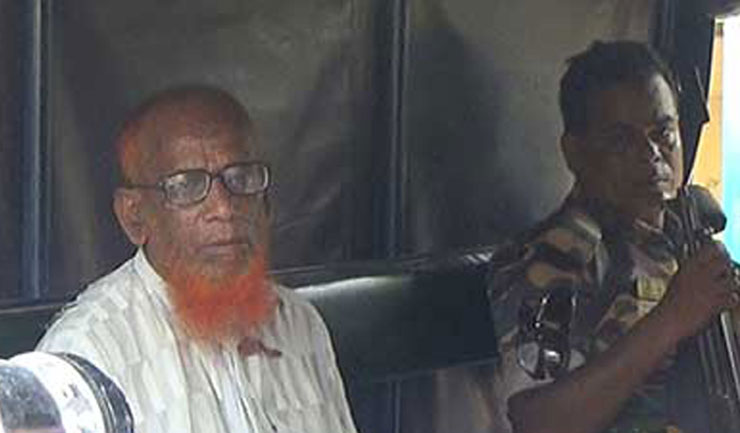 ৩ ছাত্রীকে যৌন নির্যাতনের অভিযোগে প্রধান শিক্ষককে গণপিটুনি দিয়ে পুলিশে সোপার্দ