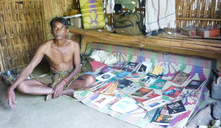 চায়ের দোকানে বই পড়ার সুযোগ
