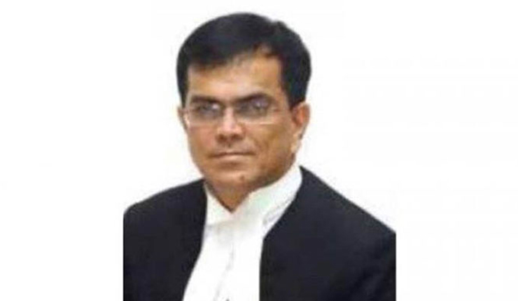 আদালতে কাঁদলেন বিচারপতি