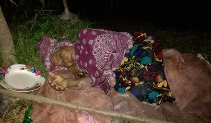অভুক্ত রেখে বৃদ্ধা মাকে মারধর, পড়ে আছেন খোলা আকাশের নিচে