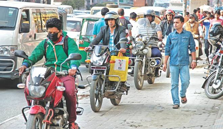 ফুটপাত দিয়ে মোটরসাইকেল চালালে ৩ মাসের জেল, ৩৫ হাজার টাকা জরিমানা