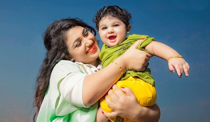 ঈদের আগে ছেলেকে নিয়ে দেশ ছাড়ছেন অপু বিশ্বাস