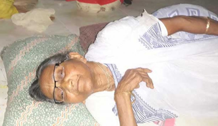 কোটি টাকার বাড়ি থেকে ৮২ বছরের মাকে তাড়ালেন ব্যাংকার ছেলে