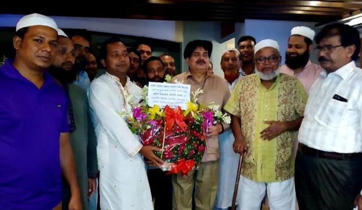 হাজী মতিউর রহমান সরকার উচ্চ বিদ্যালয় এমপিওভূক্ত হওয়ায় খোকাকে ফুলেল শুভেচ্ছা 
