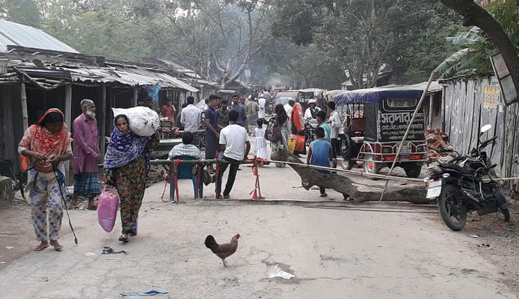 হাতিরপুল ব্রিজ ভেঙ্গে যাওয়ায় দু’দিন ধরে যান চলাচল বন্ধ,লাখো মানুষ পরেছে চরম দূর্ভোগে