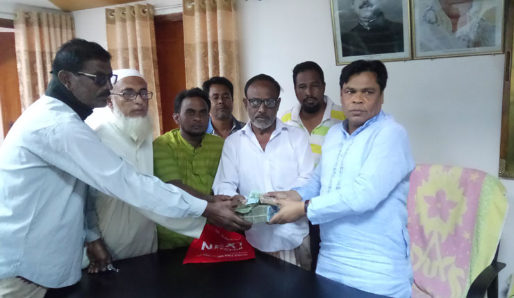 বাগমারার তাহেরপুরে মাদ্রাসায় মেয়রের নগদ অর্থ প্রদান