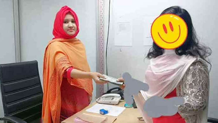 আড়ং থেকে মমতাজ মেহেদি কিনে ঝলসে গেল হাত