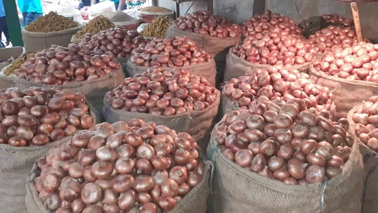 পেঁয়াজ আসে ৩৮ টাকায়, বিক্রি ১৮০ টাকা
