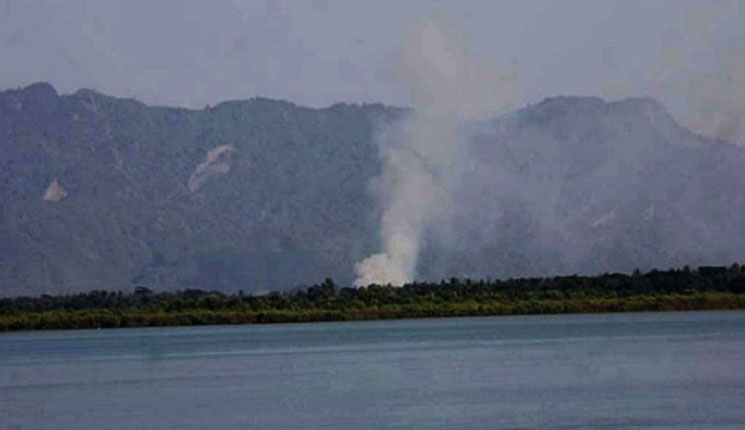 রাখাইনে ফের ধোঁয়ার কুণ্ডলি, এপারে আতঙ্ক