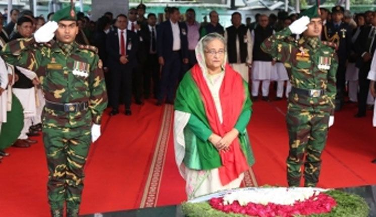 ধানমণ্ডিতে বঙ্গবন্ধুর প্রতিকৃতিতে প্রধানমন্ত্রীর শ্রদ্ধা