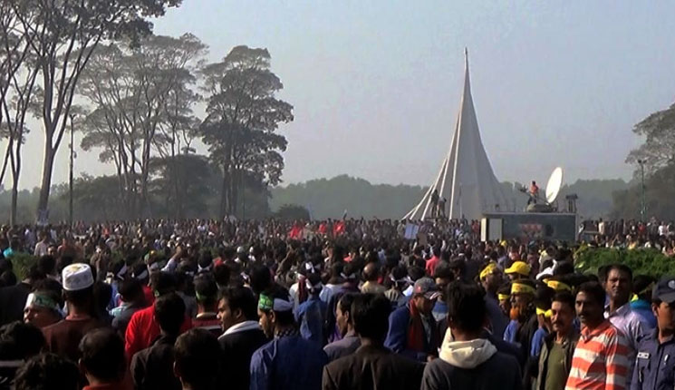 শ্রদ্ধা জানাতে জাতীয় স্মৃতিসৌধে জনতার ঢল