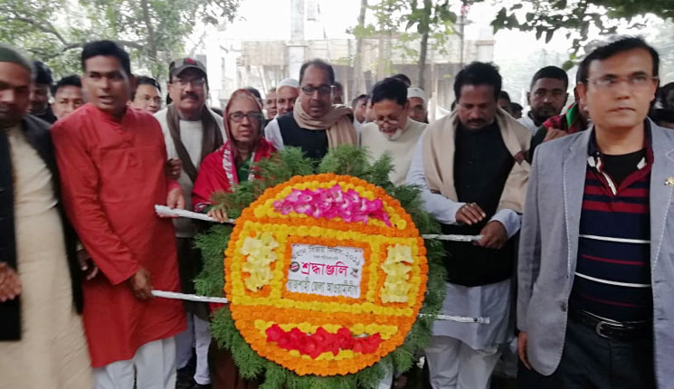 বিজয় দিবসে রাজশাহী জেলা আ'লীগের স্মৃতিফলকে ফুল দিয়ে শ্রদ্ধা