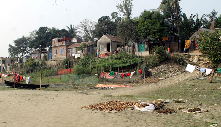 বিদ্যুতের শহরে অন্ধকারে এক গ্রাম