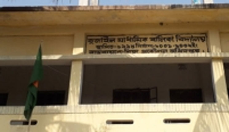 সংসার চালাতে হালচাষ করছেন বিদ্যালয়ের শিক্ষকরা