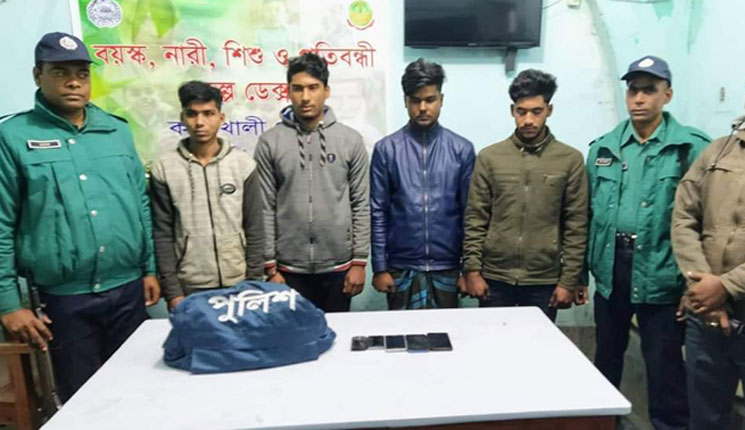 পুলিশের পোশাক পরে ছিনতাই, চার যুবক গ্রেফতার