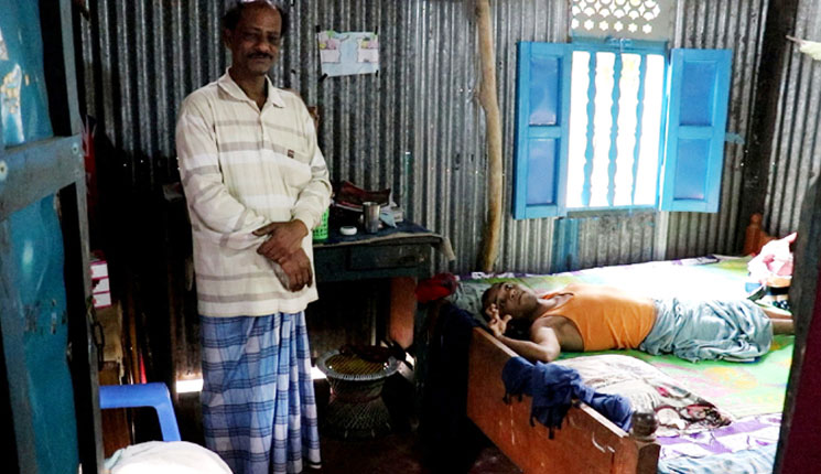 ৩০ বছর এক বিছানায় বড় ভাই, ৫ বছর শিকলবন্দি ছোট ভাই