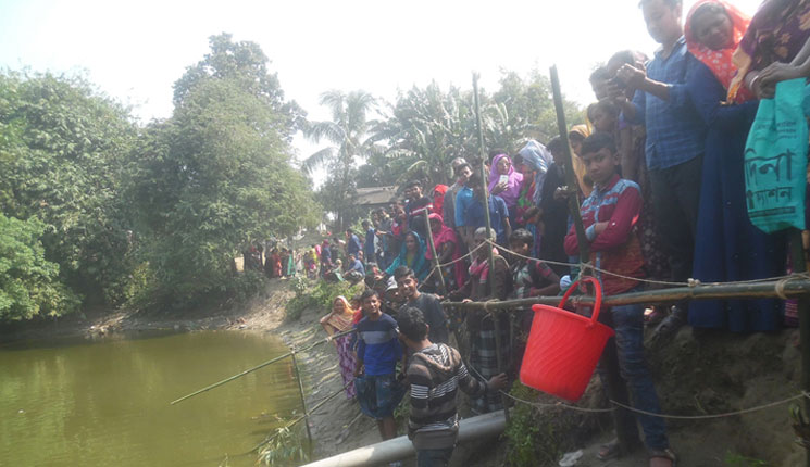 পুকুরের পানিতে বাঘ-হাতি, বালতি-বোতল নিয়ে জনতার ভিড়