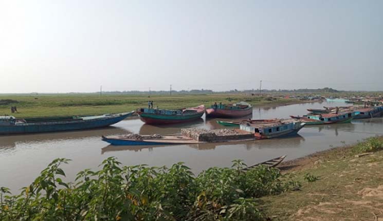 নদীতে দীর্ঘ নৌ-জট, হুমকিতে ব্যবসা-বাণিজ্য