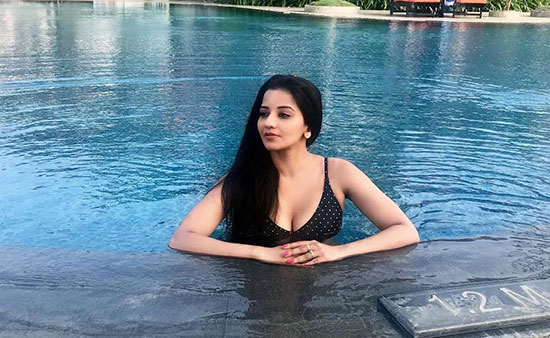 বিকিনিতে জলকেলি মোনালিসার