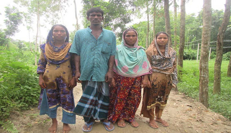 গ্রামবাসীর দুর্ভোগ দূর করলেন কৃষক ছইনুদ্দিন