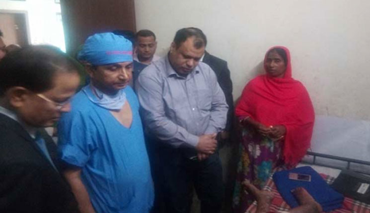 দিনাজপুরে গৃহবধূকে স্বামীর এসিড নিক্ষেপ, পাশে দাঁড়ালেন ডিসি