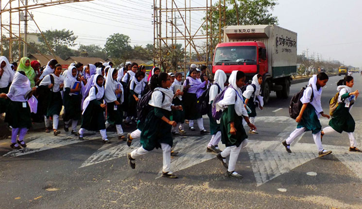 চার লেনের মহাসড়কে বিপজ্জনক পারাপার