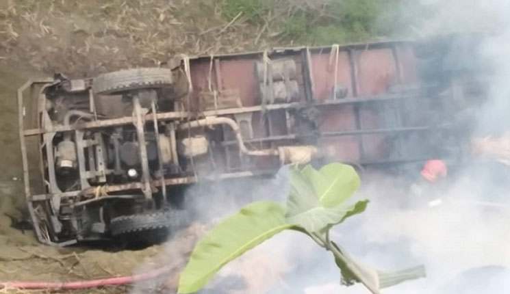 টাঙ্গাইলে ট্রাকে আগুন, হেলপার আহত