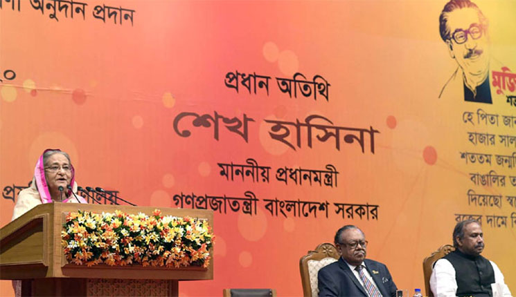 বাংলাদেশ কারো কাছে হাত পেতে চলে না: প্রধানমন্ত্রী