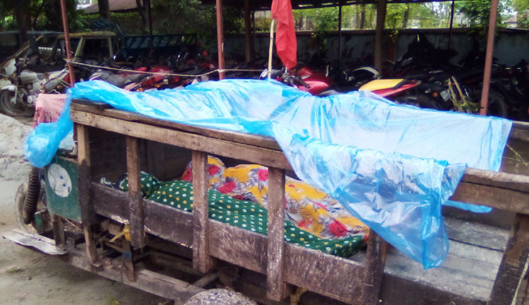 মাথায় গ্রিল পড়ে শিশুর মর্মান্তিক মৃত্যু