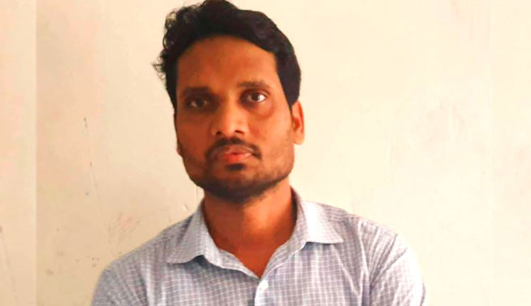 স্কুলছাত্রীর সঙ্গে অসভ্যতা করল প্রভাষক।    