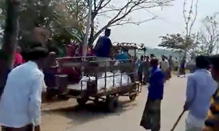 বাগমারায় বাসের ধাক্কায় দাদা-নাতী নিহত, চালক আটক