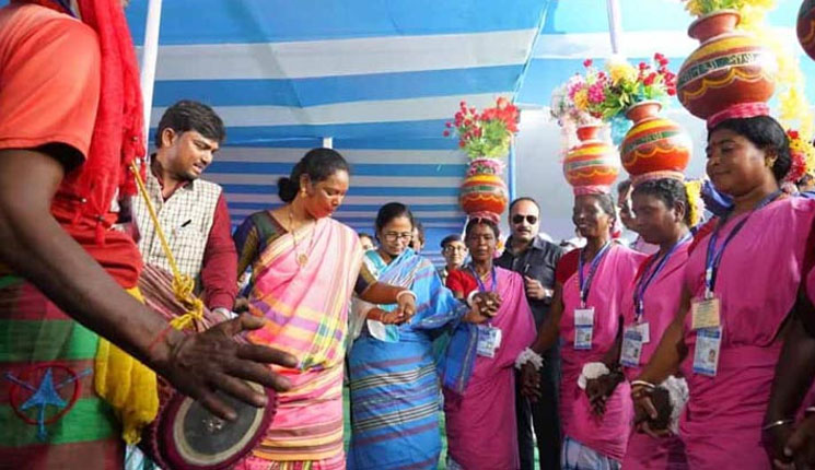 আদিবাসী বর-কনেদের সঙ্গে নাচলেন মমতা ব্যানার্জি (ভিডিও)