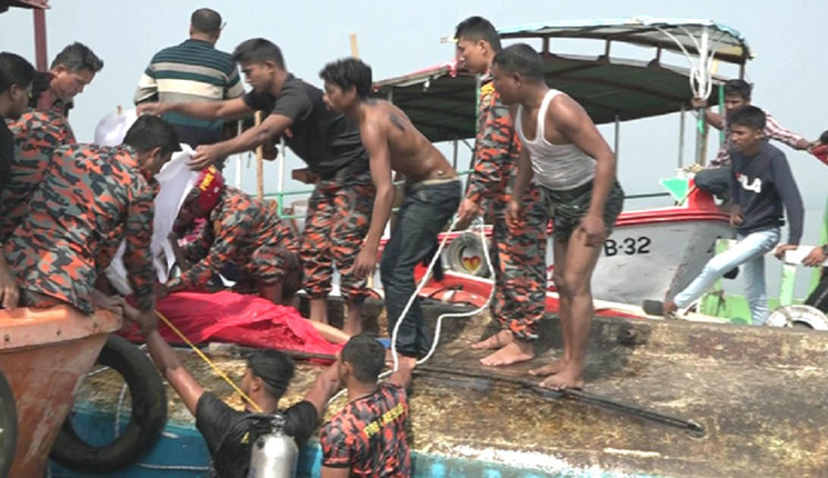 নৌকা ডুবিতে নিখোঁজ শিশুর মরদেহ মিলল ৯ ঘণ্টা পর