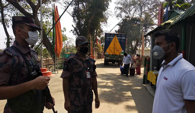 করোনা আতঙ্কে আখাউড়ায় মাস্ক ছাড়া ভারত প্রবেশে বিএসএফের বাঁধা