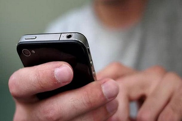 টয়লেটে মোবাইল ফোন ব্যবহারে বাড়ছে করোনার ঝুঁকি!