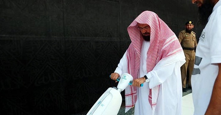 করোনা প্রতিরোধে এবার কাবার পরিচ্ছন্নতায় অংশ নিলেন শায়খ সুদাইসি