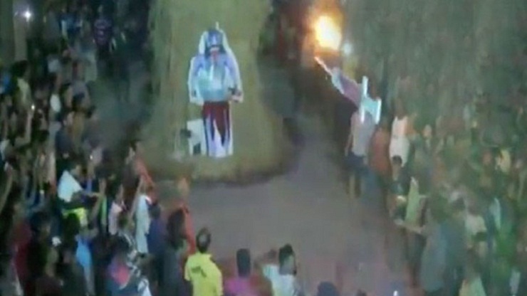 আতংক থেকেই ভারতে পোড়ানো হল ‘করোনাসুর’ (ভিডিও)