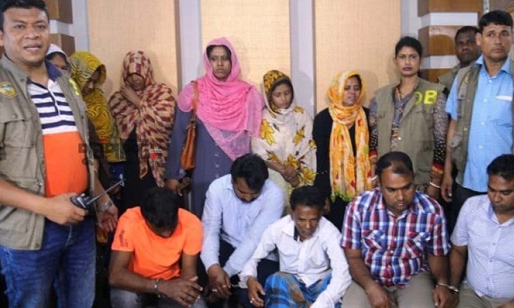 প্রেমের ফাঁদে ফেলে একাধিক মেয়ের নগ্ন ভিডিও ধারণ