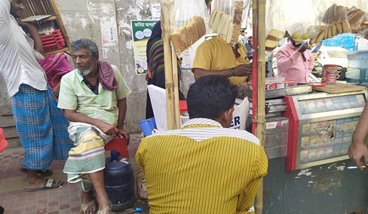 রুটি-কলা খেয়েই বেলা যাচ্ছে বস্তিবাসীর