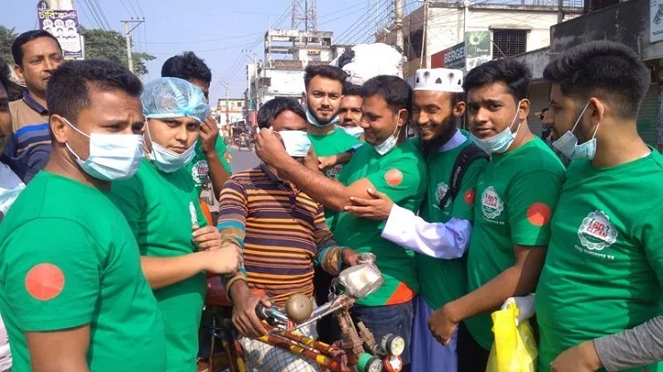 বরিশালে করোনা প্রতিরোধে পথচারীদের মাঝে বিনামূল্যে মাস্ক বিতরণ