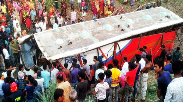 তিন গাড়ি ওভারটেক করতে গিয়ে ২৫ ফুট নিচে বাস