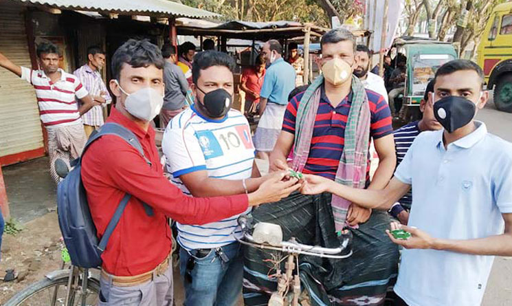 বাগমারার শুভডাঙ্গায় করোনা সচেতনতায় সাবান বিতরণ