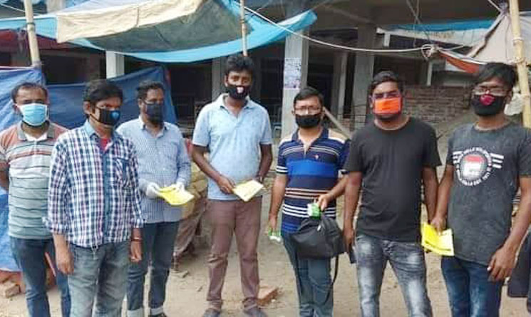 তাহেরপুর পৌর ছাত্রলীগের করোনা সচেতনতায় লিফলেট ও সাবান বিতরণ