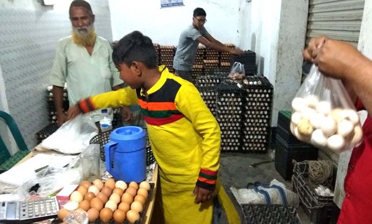 ৫ টাকায় ডিম, বিপাকে আড়ৎদার