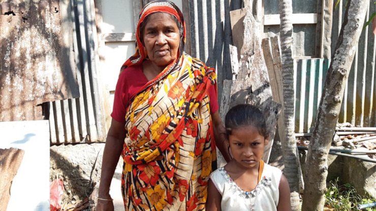 অভাবের তারনায় মোবাইল বিক্রি করে ওষুধ ও খাবার কিনলেন দিনমজুর শাহনাজ