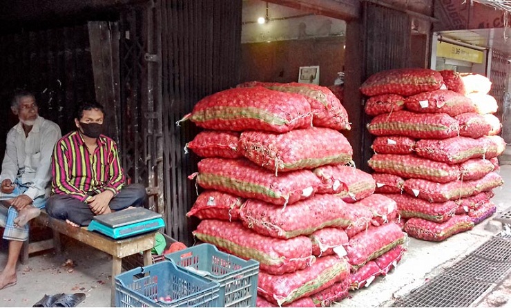 ৩৫ টাকা কেজিতেও পেঁয়াজের ক্রেতা মিলছে না