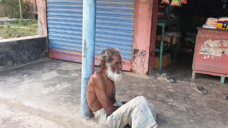 খাবারের জন্য দোকানের সামনে অপেক্ষা বৃদ্ধের